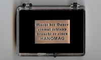 Hanomag Spruch Pin (Geschenkbox 58x43x18mm)